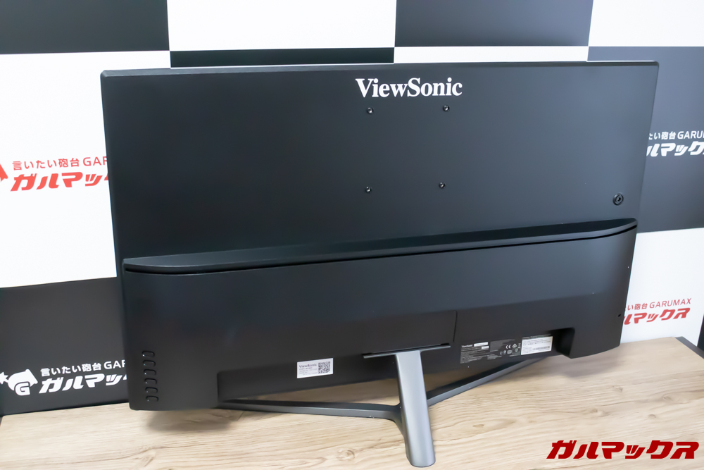 VX3211-4K-MHD-7はディスプレイアームを簡単に取り付けることが出来る。