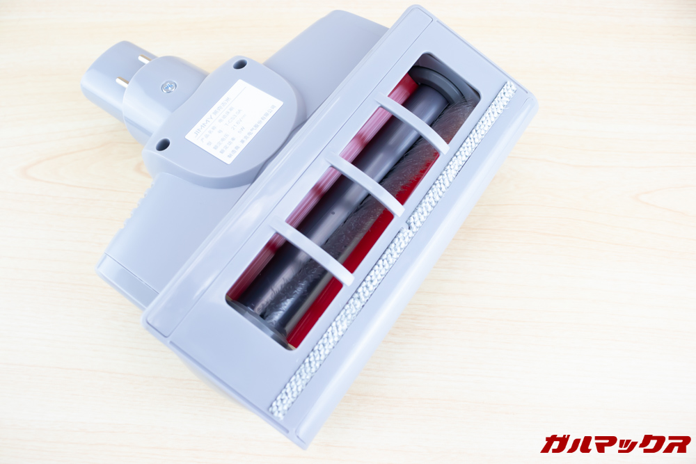 Xiaomi JV71 Vacuum Cleanerの布団用ブラシはコンパクトな形状でシーツなどが吸い込まれにくい工夫が施されています。