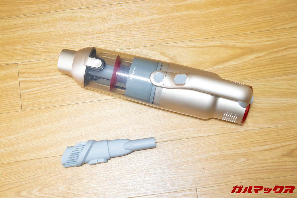 Xiaomi JV71 Vacuum Cleanerのバキューム先端に隙間ブラシを取り付ければ車の掃除にも役立つコンパクト掃除機に変身。
