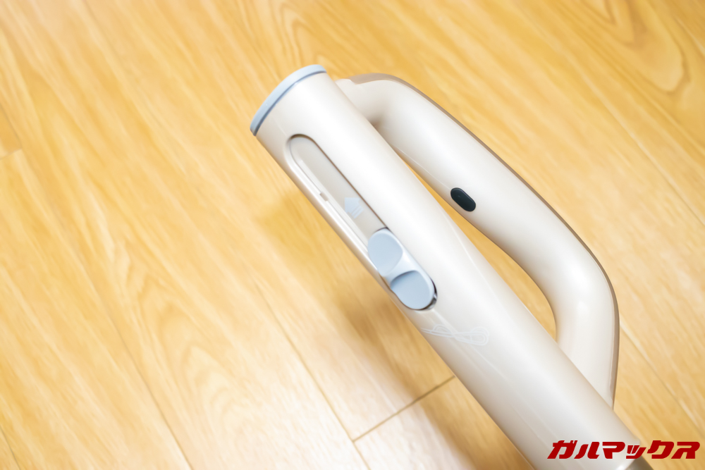 Xiaomi JV71 Vacuum Cleanerのメタルホース取っ手裏側にスライド機構があるので上部にスライドします。