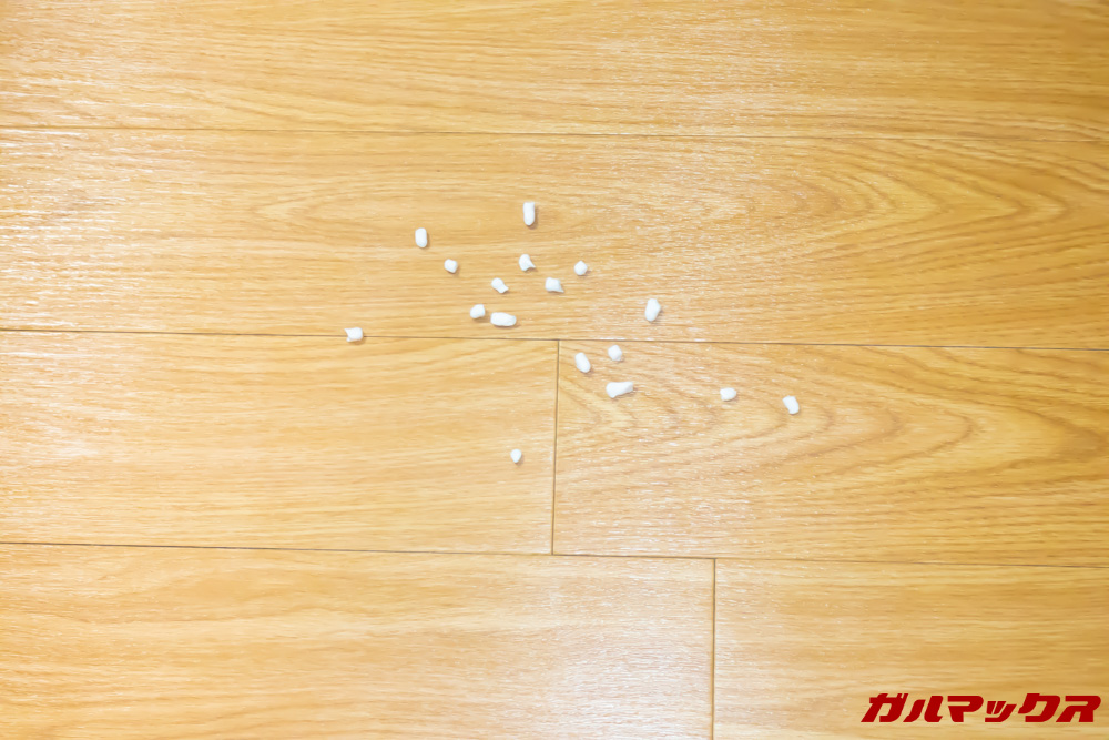 掃除機の大敵。猫砂を吸ってみます。