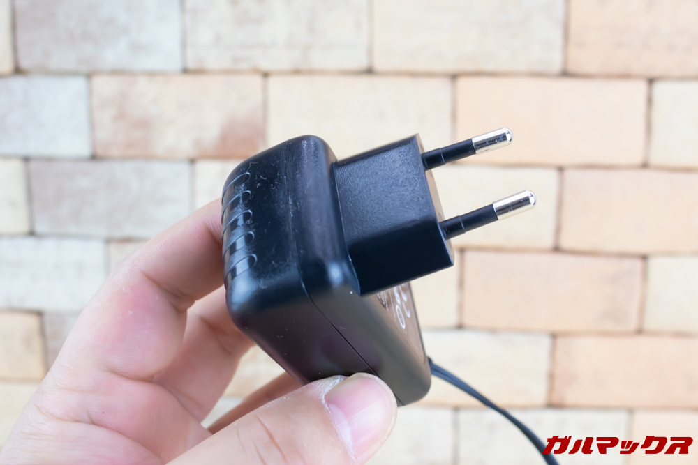 Xiaomi JV71 Vacuum Cleanerの付属充電器は日本のコンセントに挿すことが出来ない形状となっていました。