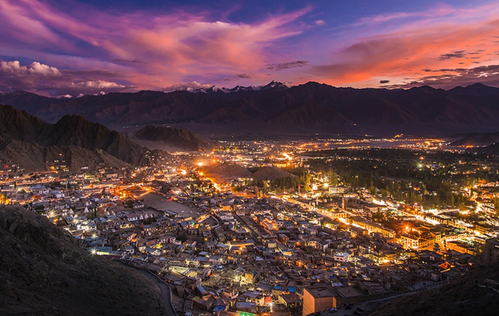 AQUOS zeroは薄暗いシーンでも撮影可能なカメラ性能を謳っています。