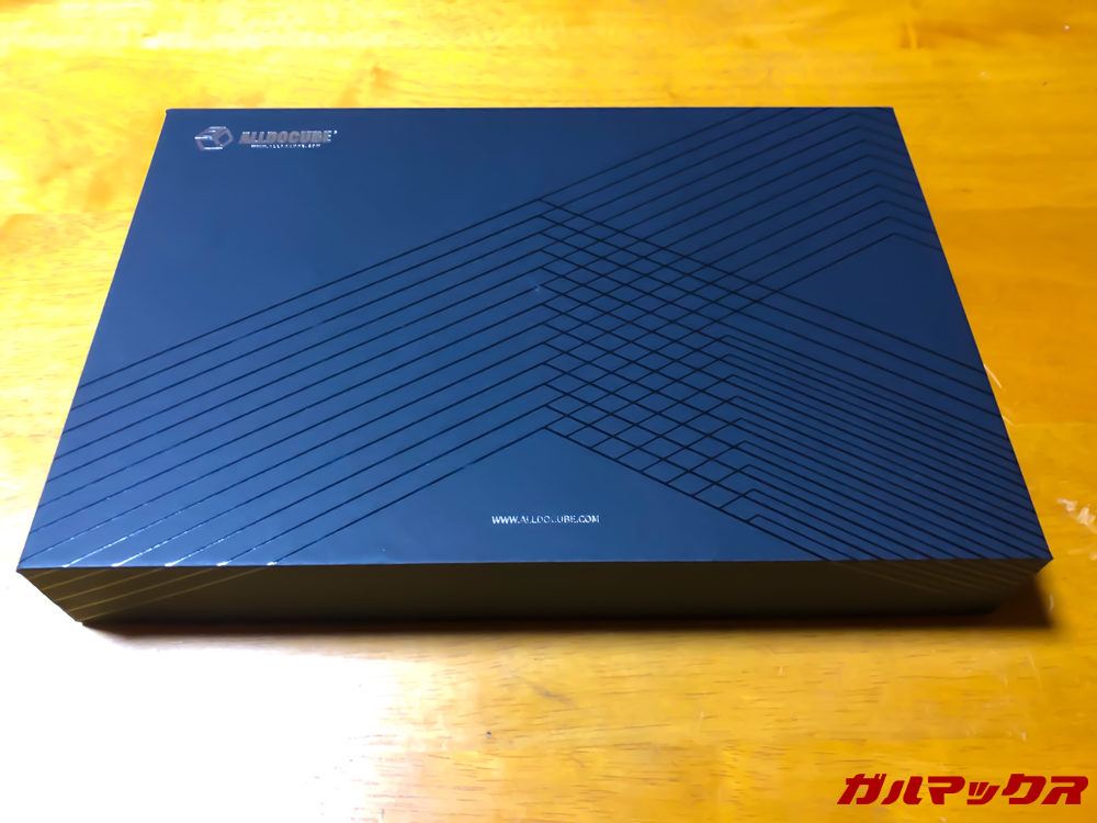 ALLDOCUBE Xの外箱は黒がベース。