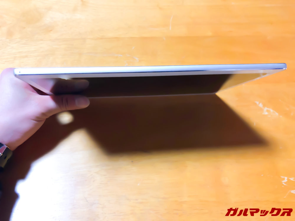 下側にはマイク穴があります。