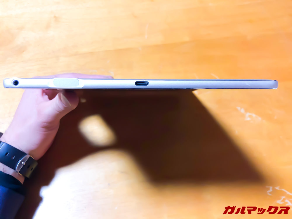 右側側面には端子類が集約されています。