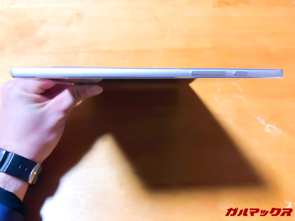 左側にはボタン類が集中しています。