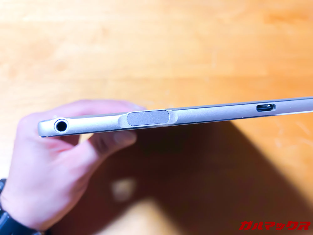 本体側面に指紋認証センサーが配置されています。