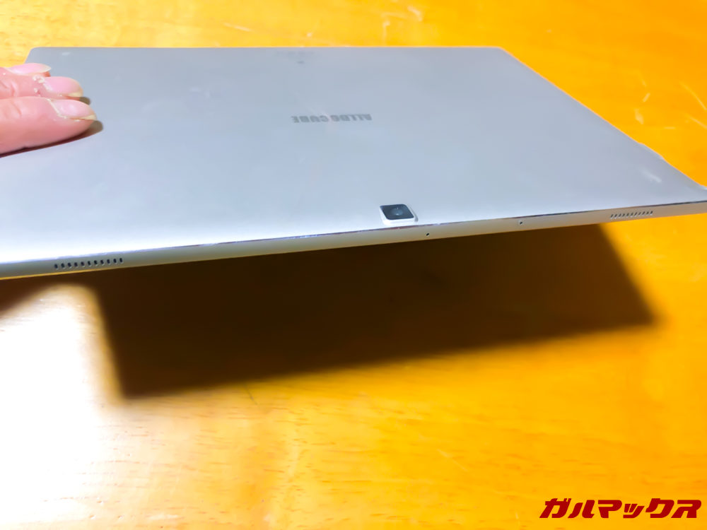 スピーカーが本体上部に配置されているので、音がこもりにくいです。