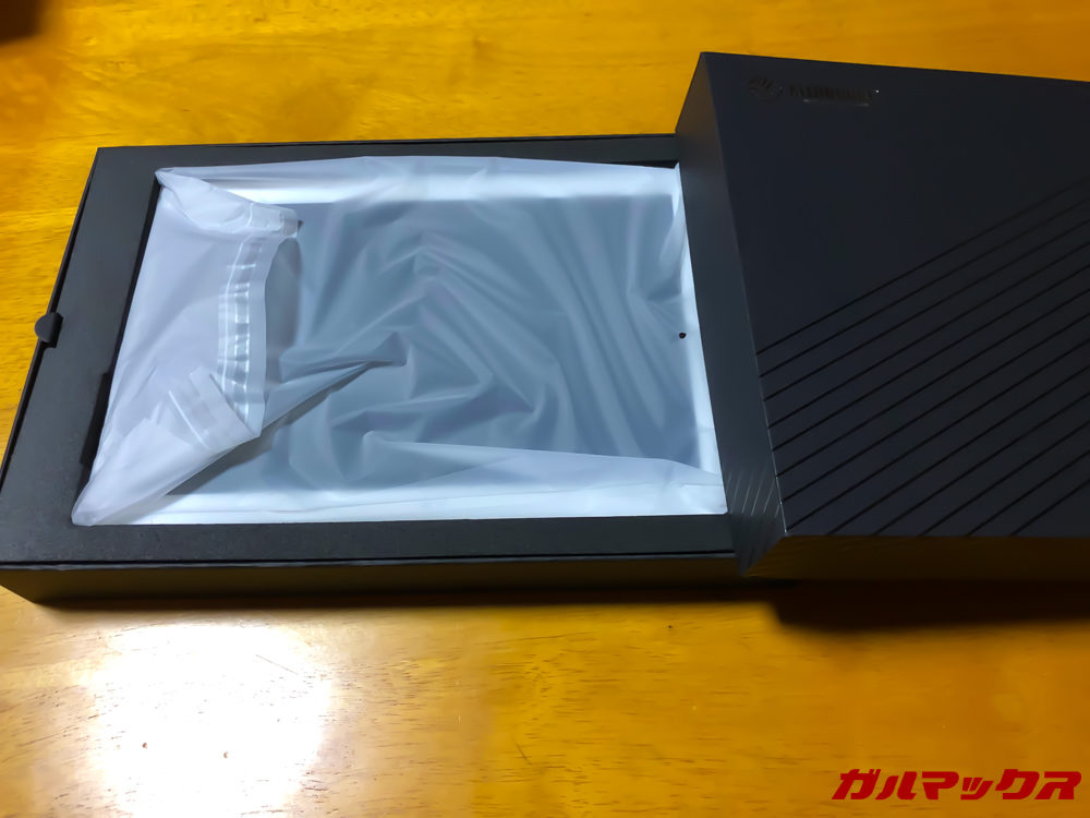 箱を開けるとすぐに本体が出てきます。