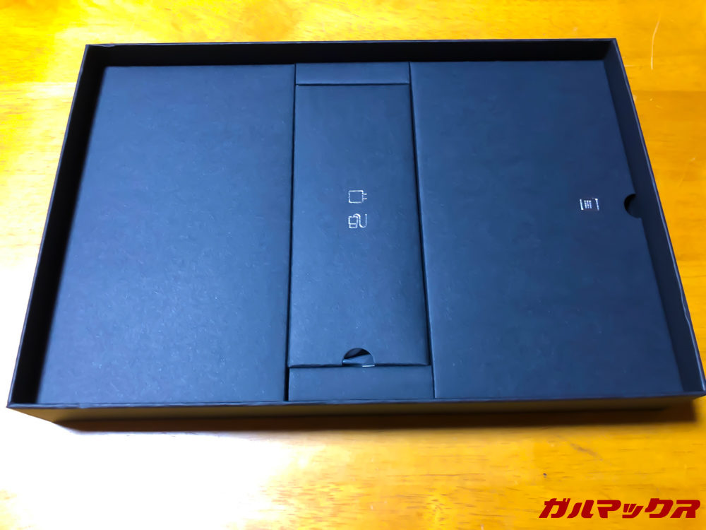 本体の下に付属品が入っています。