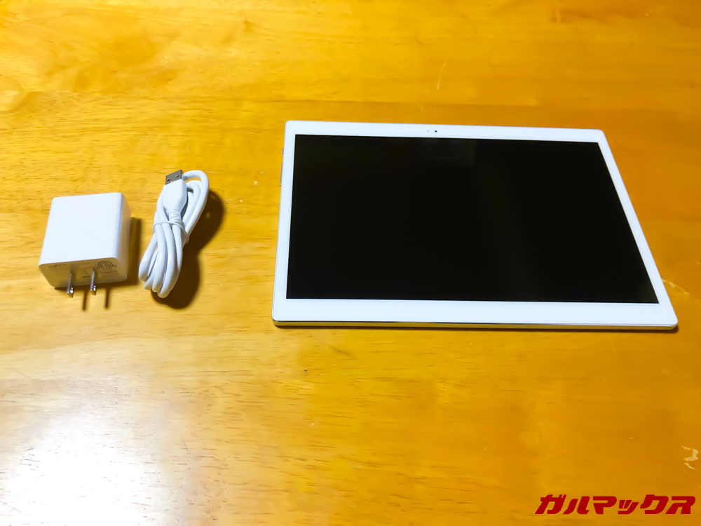 内容物は本体やACアダプター、USBケーブルの3種類でした。