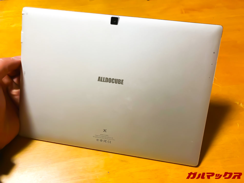 ボディは継ぎ目が無くスタイリッシュなデザインになっています。