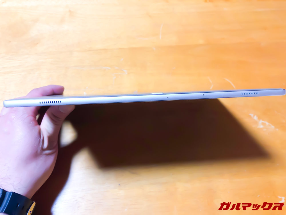 上側にはスピーカーなどが配置されています。