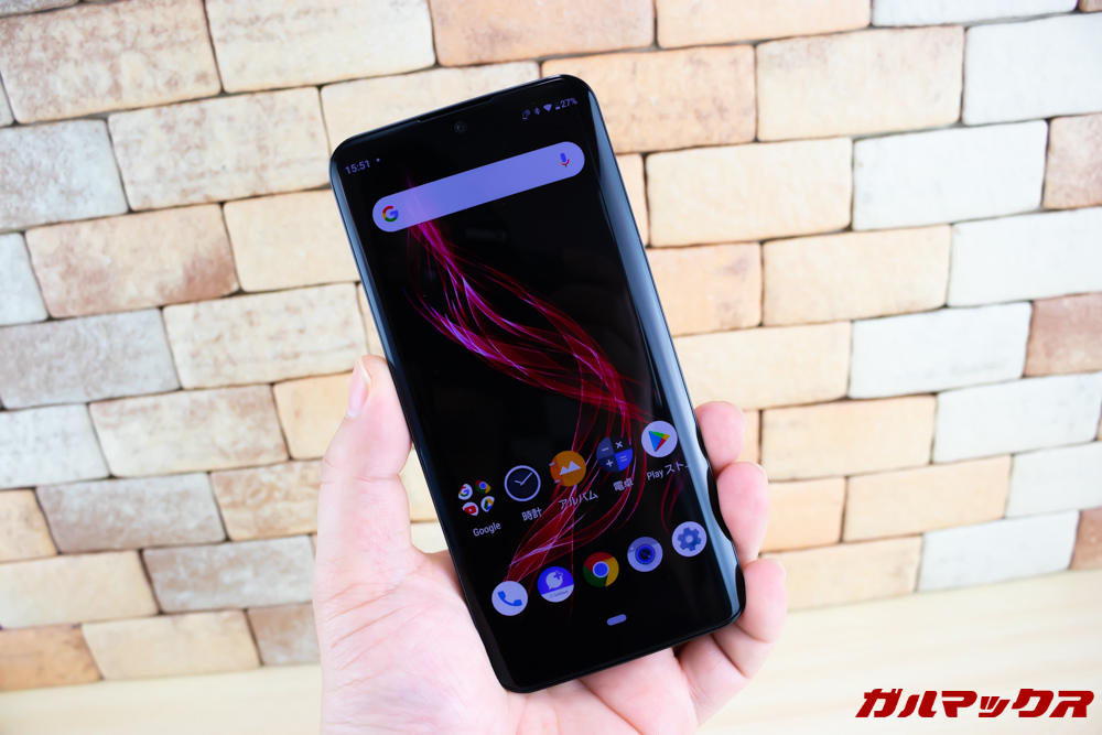 AQUOS zeroは6型ディスプレイを搭載していますが非常に軽量なのでギャップが凄いです。