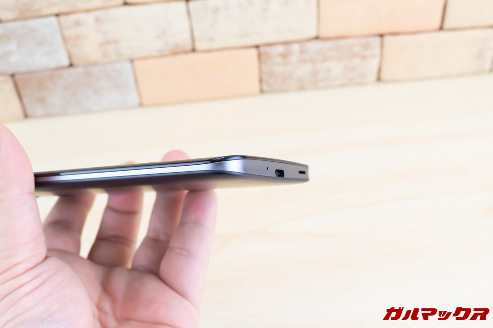 AQUOS zeroはホールド感を高めるためのフレーム形状を用いています。