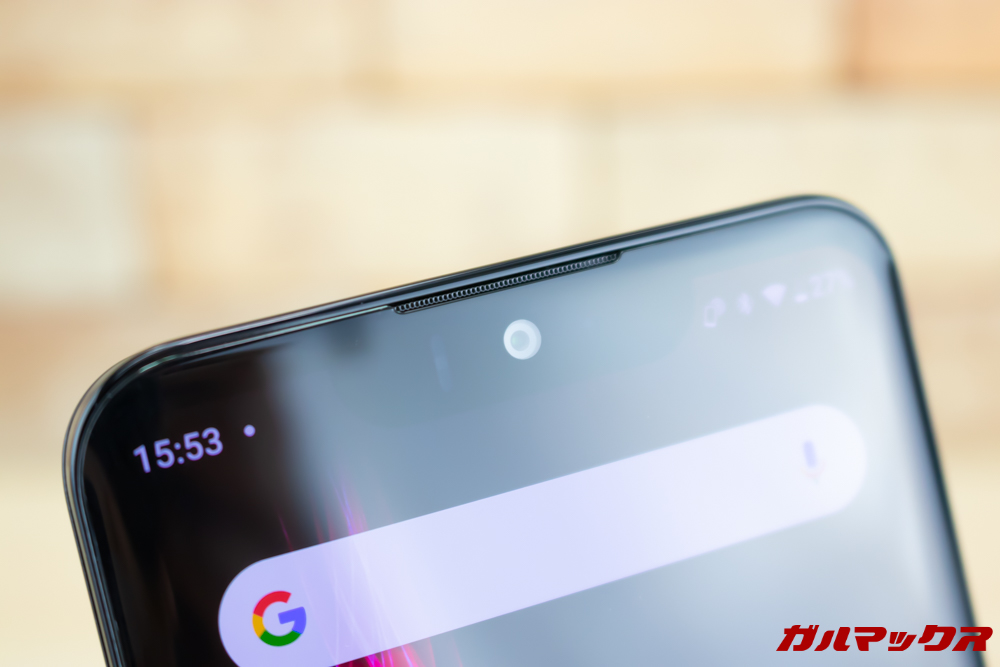 AQUOS zeroのノッチ部分には様々なセンサーが埋め込まれているので少々大きいです。