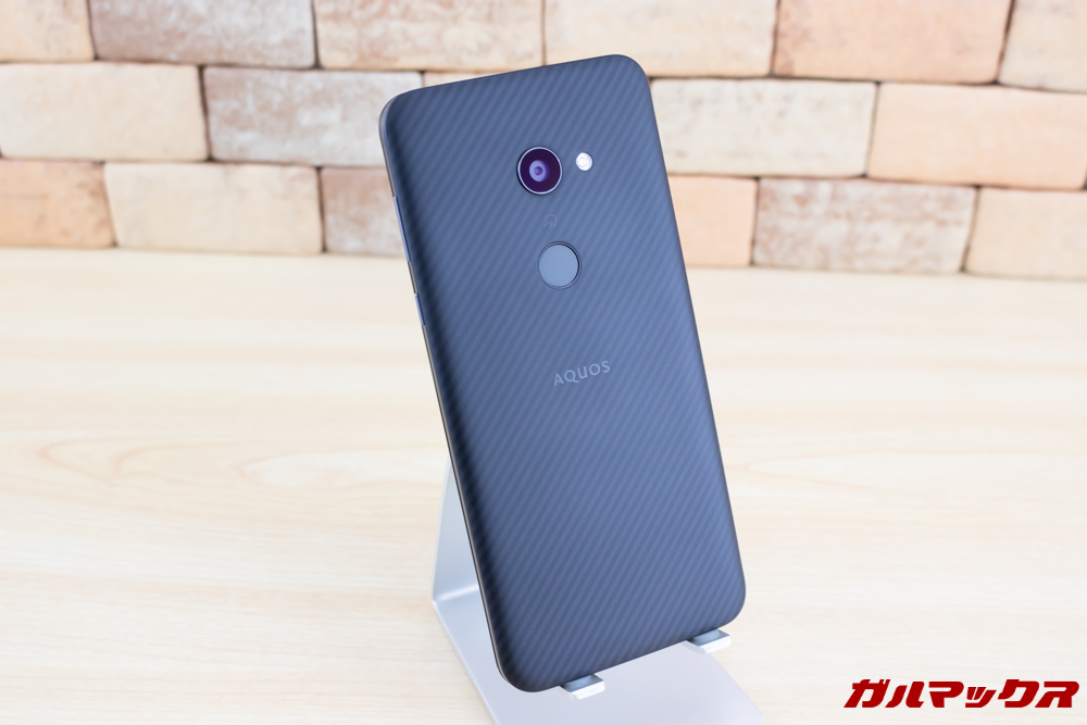 AQUOS zeroの背面はカーボン柄。