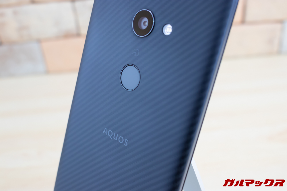 AQUOS zeroは背面に指紋認証センサーを搭載しています。