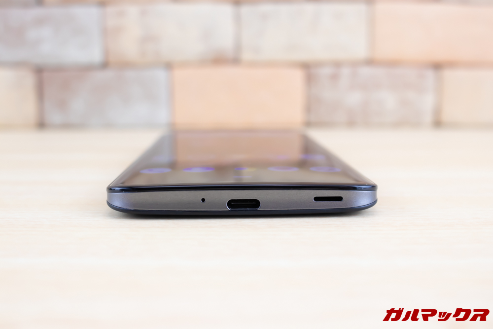 AQUOS zeroの充電端子は裏表関係なく挿すことが出来ます。