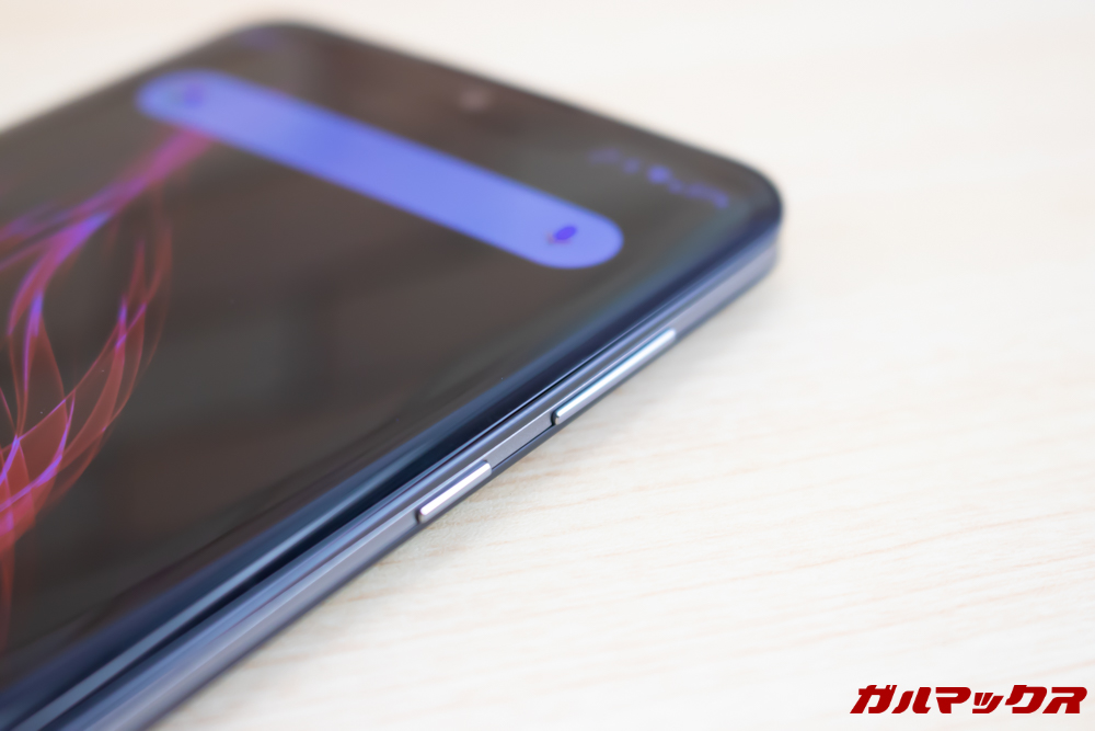 AQUOS zeroのボタン類は本体右側面に備わっています。
