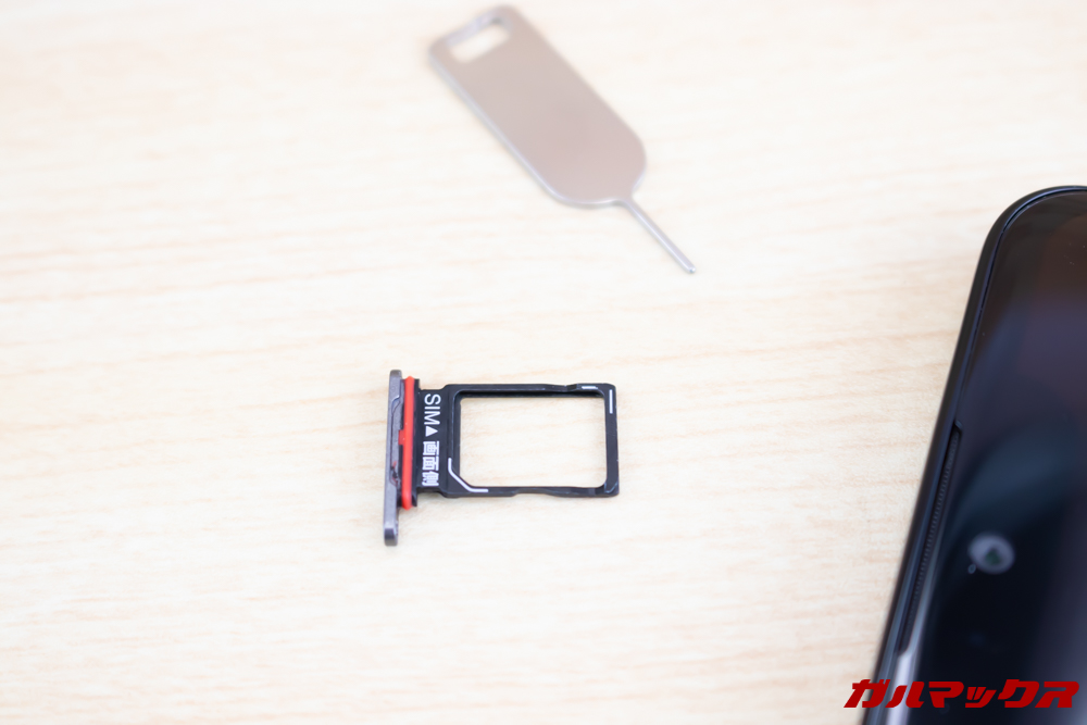 AQUOS zeroのSIMトレイはSIMピンで取り外すタイプでNanoSIMが1枚だけ挿入可能となっていました!