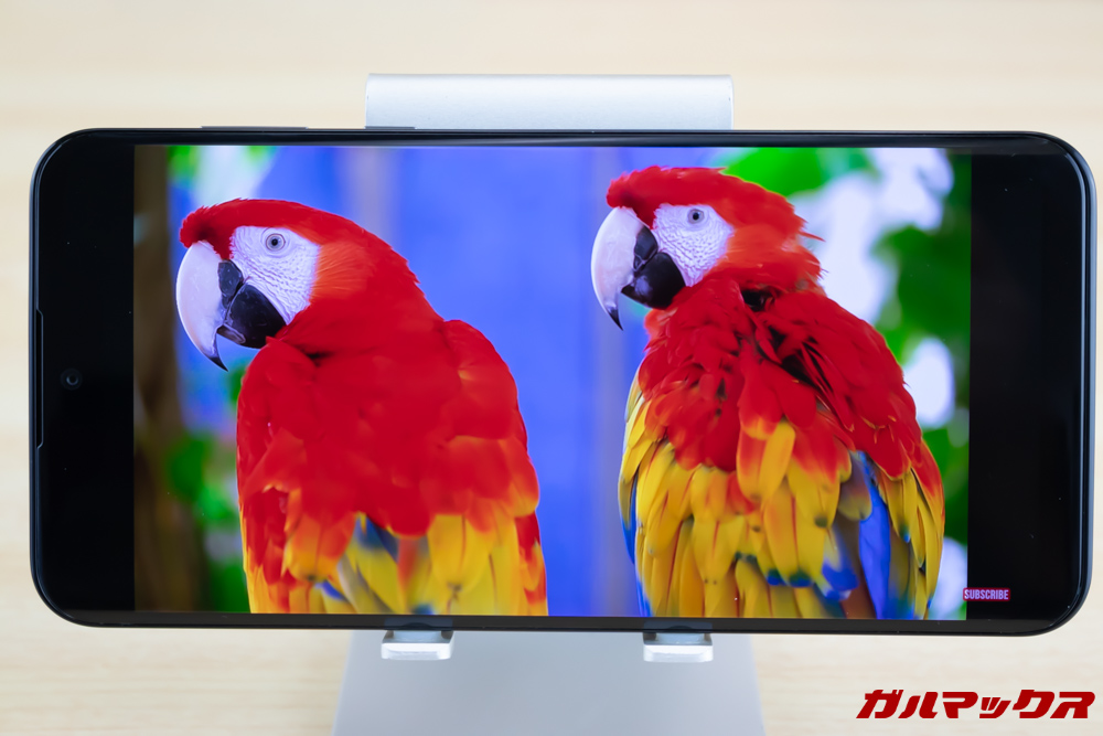 AQUOS zeroはリッチカラーテクノロジーモバイルと有機ELで非常に発色豊かな映像を堪能できます。