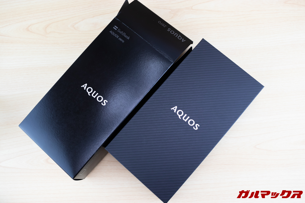 AQUOS zeroの外箱を開くと別に内箱が入っていました。