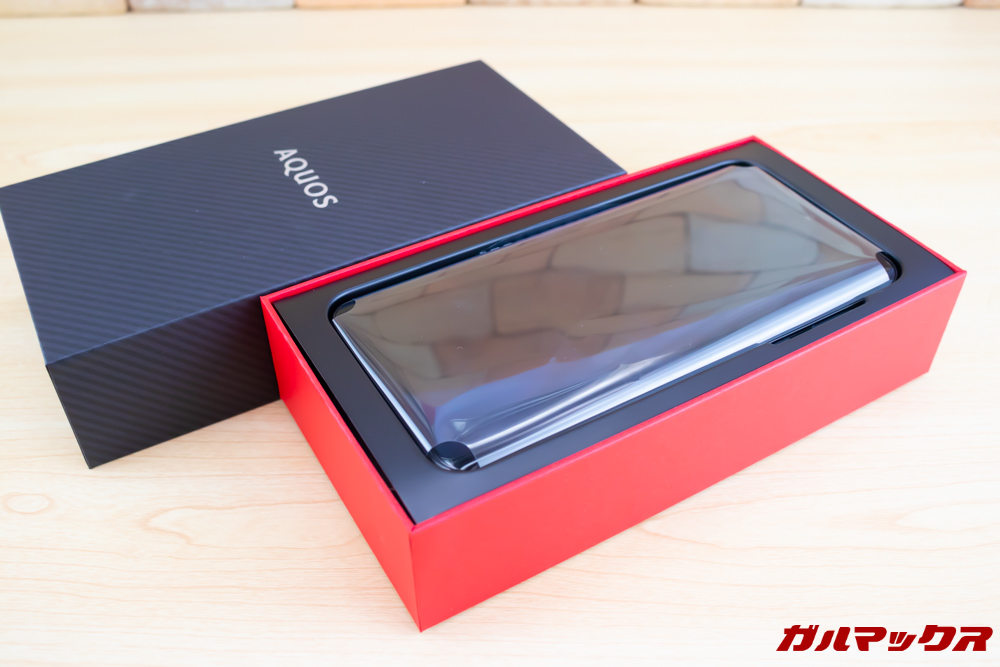 AQUOS zeroの内箱は美しい上蓋にカラフルなレッドの下箱。最上段に本体が入っているので開封時に落とさないようにご注意下さい。