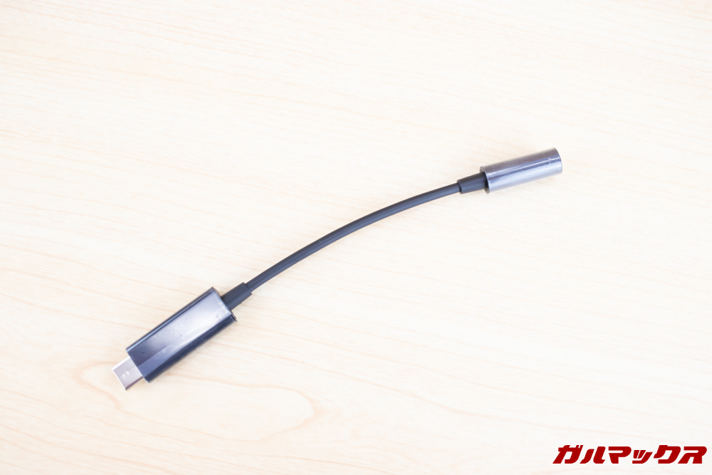 AQUOS zeroはイヤホンジャック変換アタッチメントが付属しています。