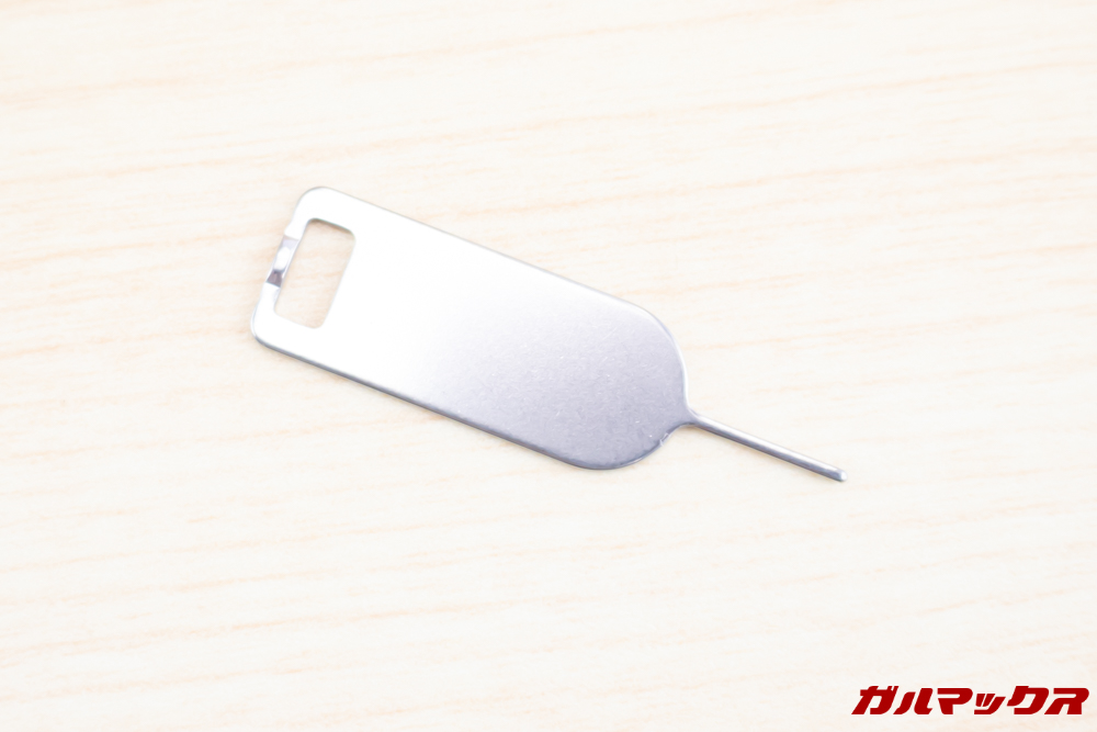 AQUOS zeroはSIMピンも付属。