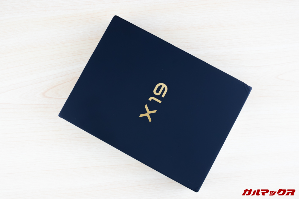 CUBOT X19はかっこいいブラックのボックスに入って届きました。