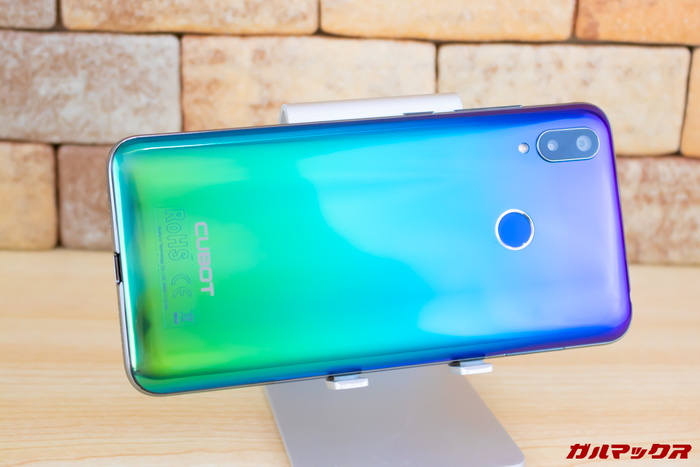 CUBOT X19のグラデーションカラーは結構光沢のある感じ。