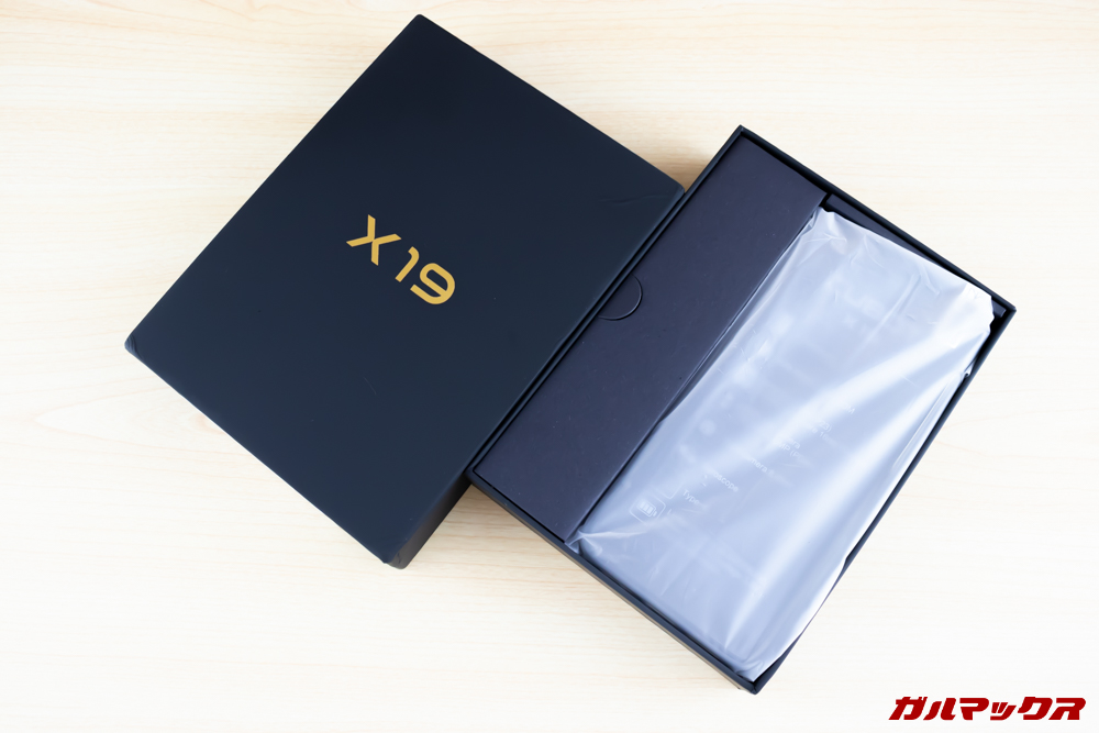 CUBOT X19の外箱はお弁当箱タイプです。