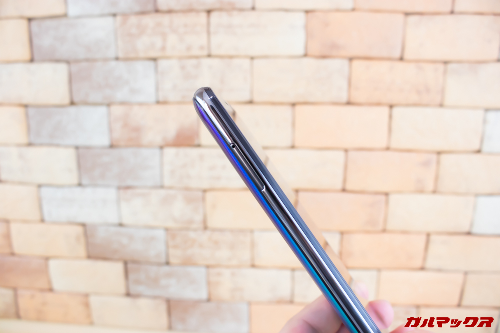 CUBOT X19は厚みも結構あります。