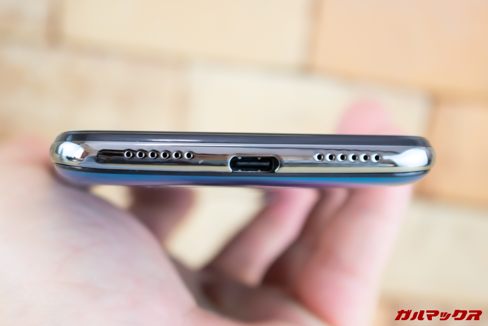 CUBOT X19は本体下部にスピーカーと充電ポートを備えてます。