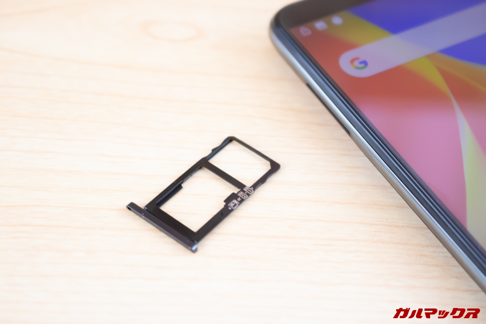 CUBOT X19のSIMトレイはSIM2のスロットがMicroSDと共用タイプです。