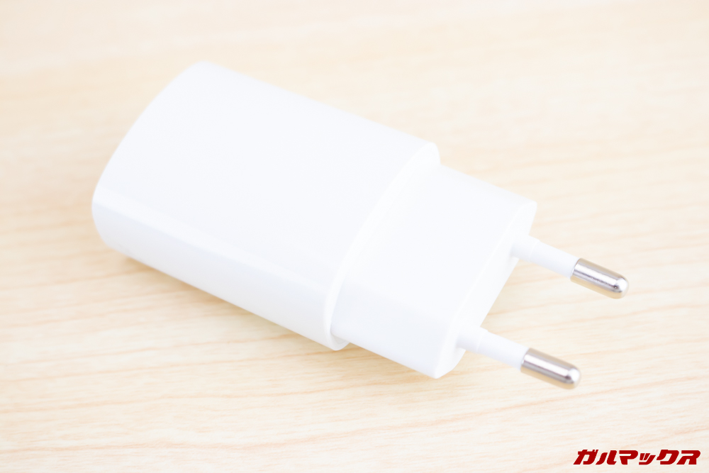 CUBOT X19の付属充電器は日本のコンセントに挿すことが出来ない形状です。