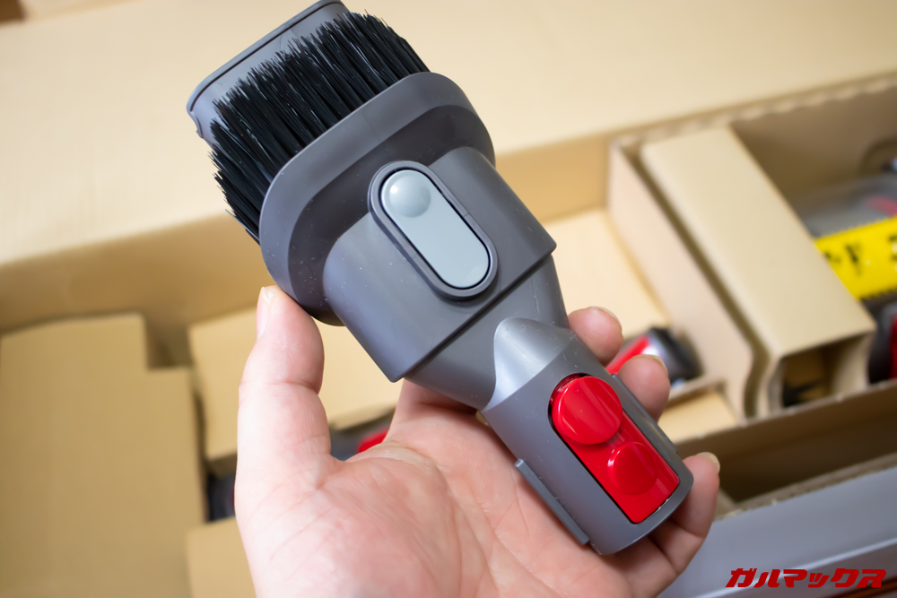 Dyson Cyclone V10 Fluffy SV12 FFはヘッド先端のブラシを伸ばしたりできるブラシが付属