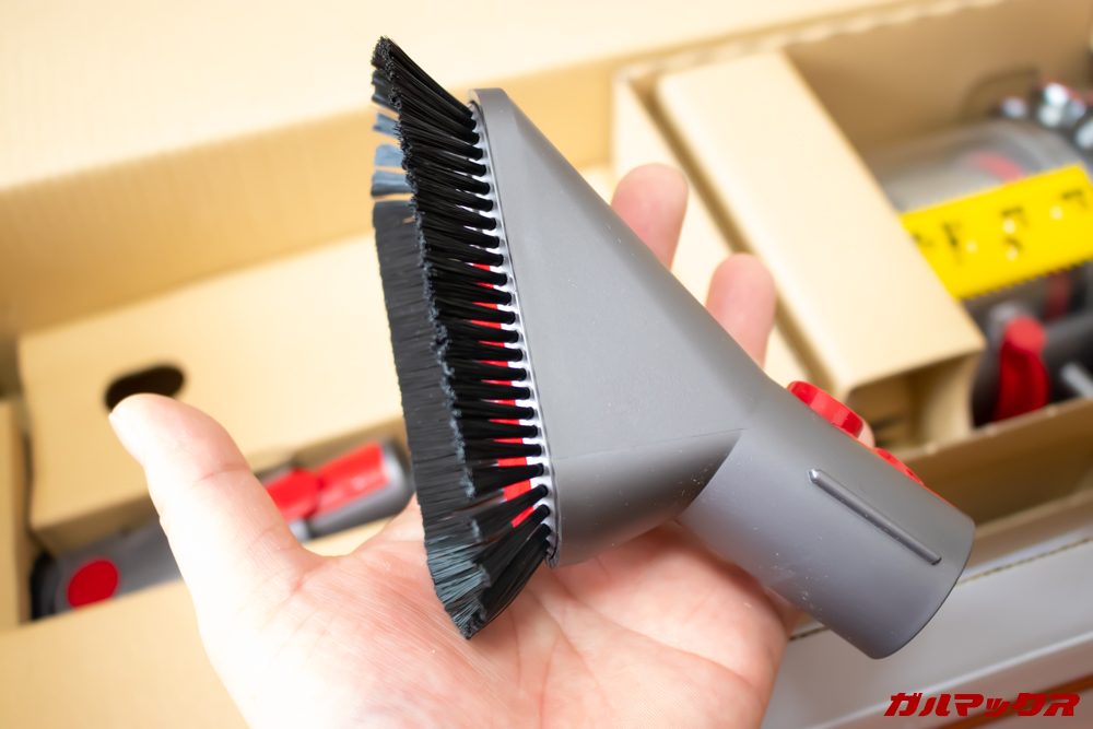 Dyson Cyclone V10 Fluffy SV12 FFはデリケートな部分も掃除できる柔らかい毛のブラシが付属。