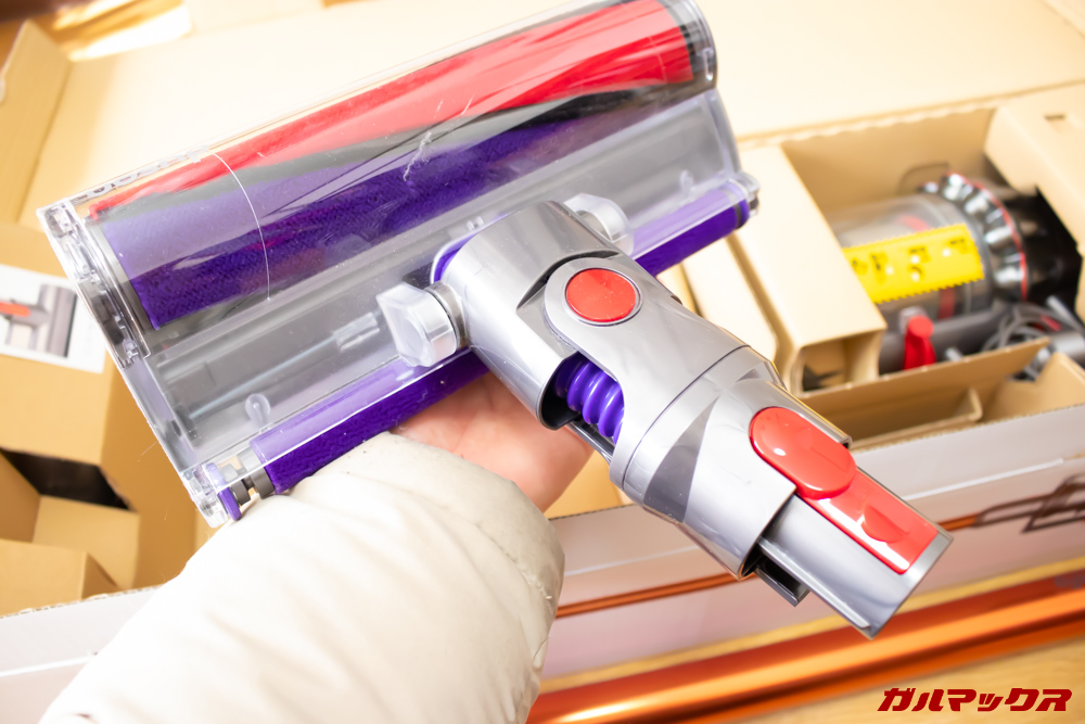 Dyson Cyclone V10 Fluffy SV12 FFのメインヘッドはスポンジタイプ。