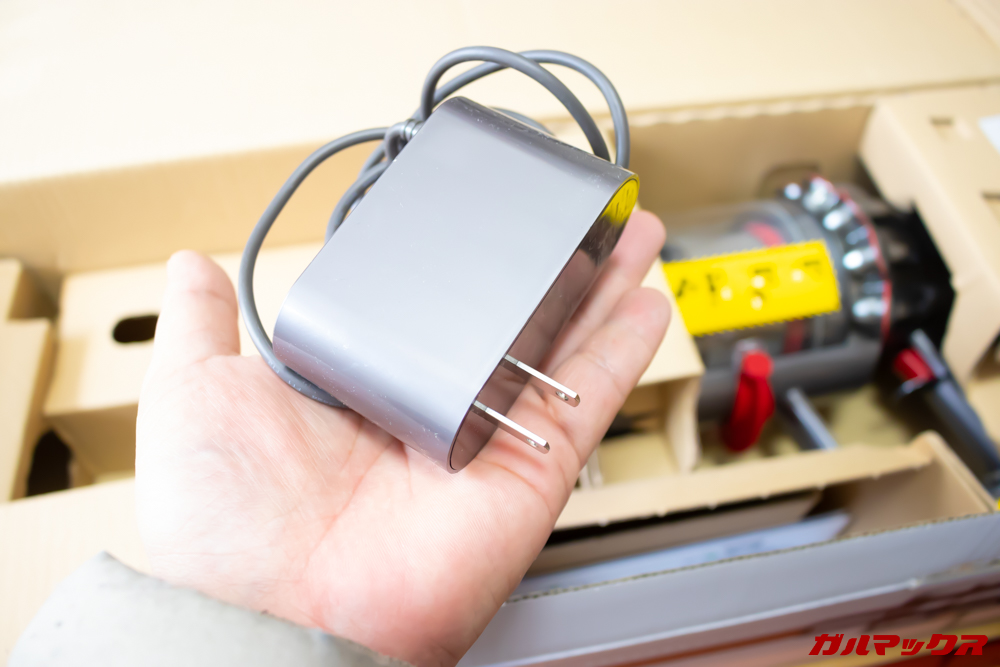 Dyson Cyclone V10 Fluffy SV12 FFの充電器は手のひらサイズ