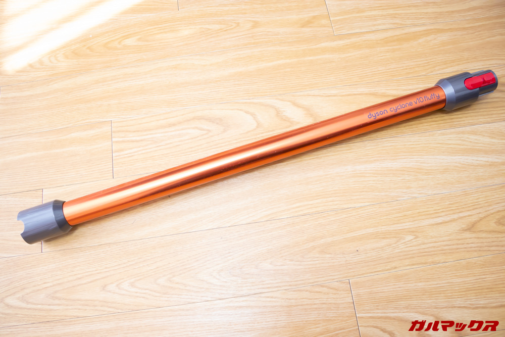Dyson Cyclone V10 Fluffy SV12 FFのノズルホースはオレンジカラー。
