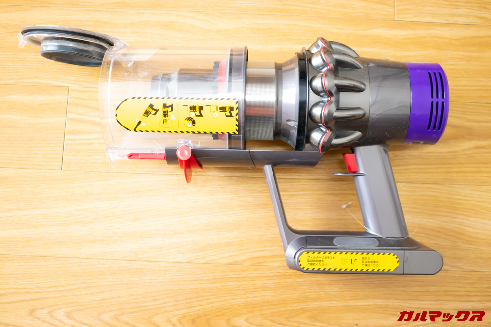 Dyson Cyclone V10 Fluffy SV12 FFのダストカップがスライドして先端の蓋が自動的に開きます。