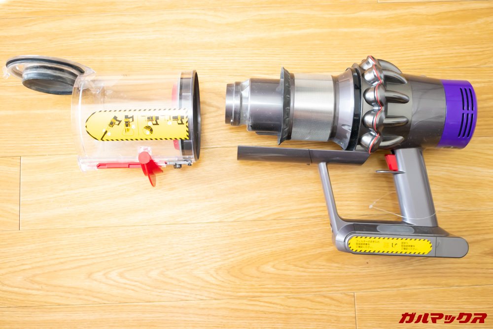 Dyson Cyclone V10 Fluffy SV12 FFのダストカップの矢印ボタンを押しながら更にダストカップをスライドさせると分解出来ます。