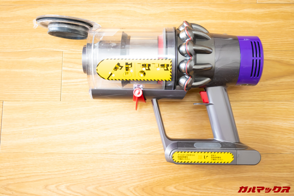 Dyson Cyclone V10 Fluffy SV12 FFのダストカップの蓋は手動で閉めるようになっています。