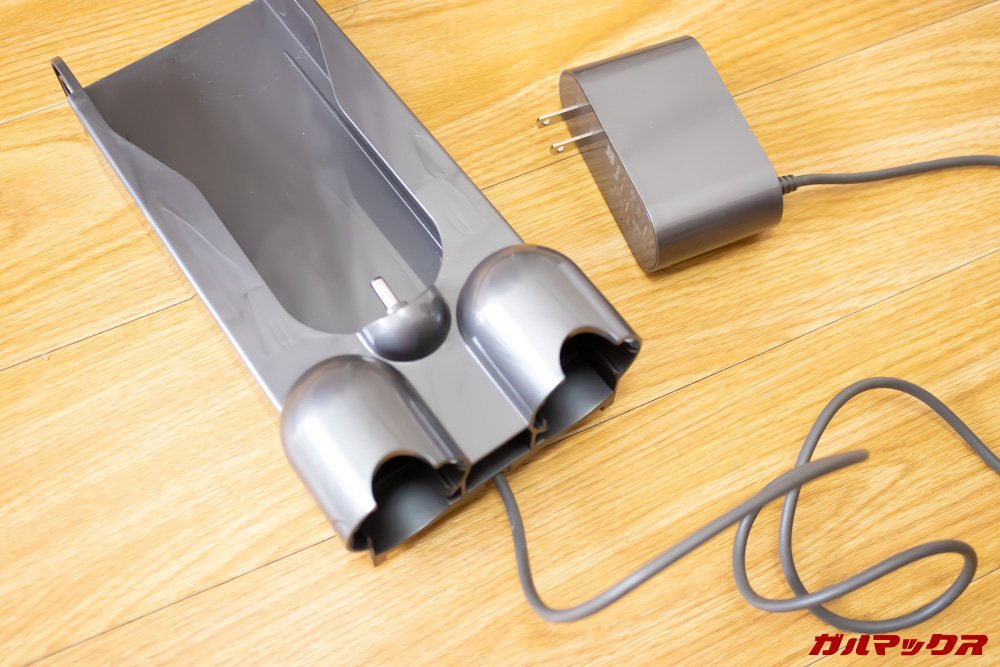 Dyson Cyclone V10 Fluffy SV12 FFの充電器はブラケットに組み込むことで戻すだけで充電が可能です。