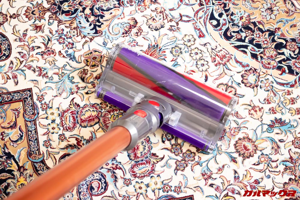 Dyson Cyclone V10 Fluffy SV12 FFは絨毯でもガンガン吸い込んでくれます。
