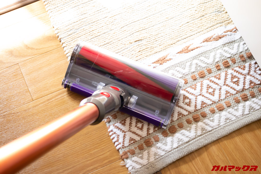 Dyson Cyclone V10 Fluffy SV12 FFは弱モードを搭載しているので薄い敷物も掃除出来ます。