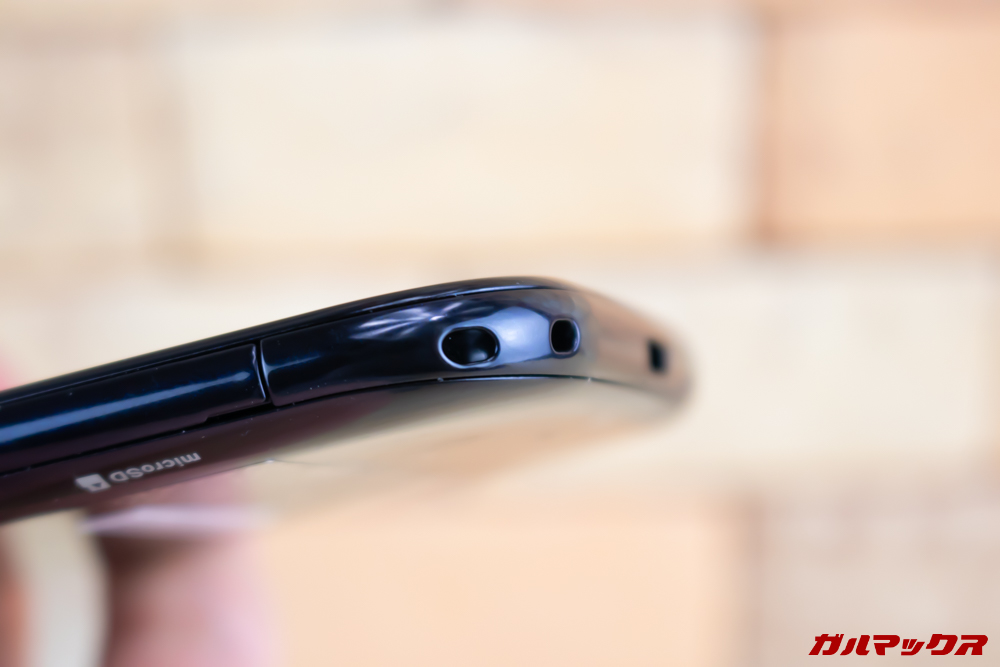 らくらくスマートフォン me F-01Lは本体にストラップホールが備わっています。